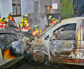 Leichenwagen mit Sarg brennt – Feuer greift auf weitere Fahrzeuge über