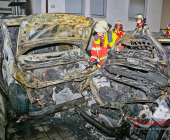 Leichenwagen mit Sarg brennt – Feuer greift auf weitere Fahrzeuge über