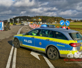 Rotlichtunfall mit Blaulicht und Sirene. Polizeifahrzeug kracht auf Kreuzung in Audi und kippt auf die Seite. Mehrere Verletzte Beamten der Beweissicherungs- und Festnahmeeinheit