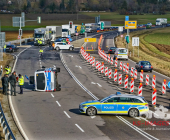 Rotlichtunfall mit Blaulicht und Sirene. Polizeifahrzeug kracht auf Kreuzung in Audi und kippt auf die Seite. Mehrere Verletzte Beamten der Beweissicherungs- und Festnahmeeinheit