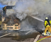 FLAMMENBILDER: LKW in Vollbrand. Feuerwehr löscht mit Schaum den Brand technischer Defekt die Ursache