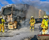 FLAMMENBILDER: LKW in Vollbrand. Feuerwehr löscht mit Schaum den Brand technischer Defekt die Ursache