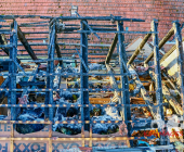 Blick in den Dachstuhl aus der Drehleiter. Erneuter Brand im Dachstuhl Gemeinschaftsunterkunft Hemmingen