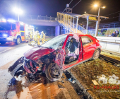 UPDATE: Frontalunfall zwischen PKW und LKW. PKW kommt in Gleisbett zum Stehen. Fahrerin eingeklemmt Chihuahua verletzt. Remseck Richtung Stuttgart L1100 Höhe Aldingen