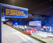 UPDATE: Frontalunfall zwischen PKW und LKW. PKW kommt in Gleisbett zum Stehen. Fahrerin eingeklemmt Chihuahua verletzt. Remseck Richtung Stuttgart L1100 Höhe Aldingen