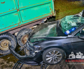 Schwerer Verkehrsunfall auf der B10 - PKW kracht auf landwirtschaftlichen Anhänger. PKW unter Anhänger eingeklemmt