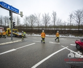 PKW kracht beim verlassen der Autobahn auf ein Ampelmast Feuerwehr Mundelsheim im Einsatz