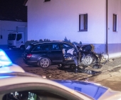 Raser kracht Innerorts mit über 100 KMH gegen Hauswand - Fahrer und Beifahrer schwer Verletzt
