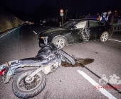 Schwerer Unfall zwischen Motorrad und PKW - Autofahrer leicht verletzt geschützt durch Airbags - Kradfahrer kein Airbag wurde schwerverletzt