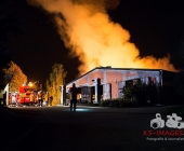 Großbrand zweier Hallen auf Landwirtschftlichem Anwesen - Kühe im Flammenmeer gefangen