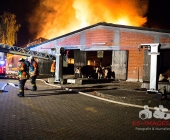 Großbrand zweier Hallen auf Landwirtschftlichem Anwesen - Kühe im Flammenmeer gefangen