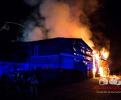 Großbrand zweier Hallen auf Landwirtschftlichem Anwesen - Kühe im Flammenmeer gefangen