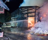 Großbrand zweier Hallen auf Landwirtschftlichem Anwesen - Kühe im Flammenmeer gefangen