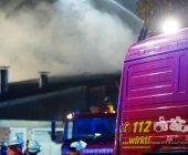 Großbrand zweier Hallen auf Landwirtschftlichem Anwesen - Kühe im Flammenmeer gefangen