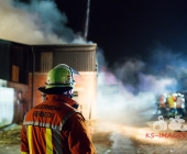 Großbrand zweier Hallen auf Landwirtschftlichem Anwesen - Kühe im Flammenmeer gefangen