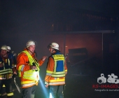 Großbrand zweier Hallen auf Landwirtschftlichem Anwesen - Kühe im Flammenmeer gefangen