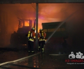 Großbrand zweier Hallen auf Landwirtschftlichem Anwesen - Kühe im Flammenmeer gefangen