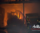 Großbrand zweier Hallen auf Landwirtschftlichem Anwesen - Kühe im Flammenmeer gefangen