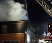 Großbrand zweier Hallen auf Landwirtschftlichem Anwesen - Kühe im Flammenmeer gefangen