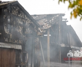 [Nachschlag Tagbilder] Großbrand zweier Hallen auf Landwirtschftlichem Anwesen - Kühe im Flammenmeer gefangen