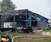 [Nachschlag Tagbilder] Großbrand zweier Hallen auf Landwirtschftlichem Anwesen - Kühe im Flammenmeer gefangen