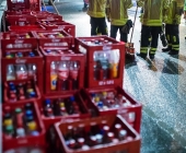 Lastwagen verliert auf über mehrere 100m Ladung - Cola Kisten mit PET Flaschen verteilen sich über die Fahrbahn