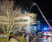 Gebäudebrand in einer Ölpresserei - Feuerwehr im Großaufgebot - Sonderfahrzeuge aus Stuttgart angefordert