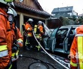 PKW fängt Feuer in einer Einzelgarage - Feuerwehr hat Probleme bei den Löscharbeiten da das Fahrzeug groß im Vergleich zur kompakten Garage ist