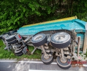 70-jähriger LKW-Lenker fährt zu schnell in schrafe Kurve LKW-Kipper fällt auf die Seite 18.05.2016
