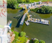 180Grad KOPTERPANORAMEN - Super-Kran aus Rotterdam bringt auf dem Neckar in Benningen den Brückenschlag in die Endposition.