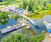 LUFTAUFNAHMEN Super-Kran aus Rotterdam bringt auf dem Neckar in Benningen den Brückenschlag in die Endposition.