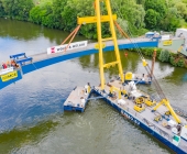 LUFTAUFNAHMEN Super-Kran aus Rotterdam bringt auf dem Neckar in Benningen den Brückenschlag in die Endposition.