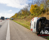 Langer Rückstau nach Unfall A81 zwischen zwei Fahrzeugen und einem LKW