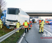 Schwerer Unfall A81 bei Ditzingen. LKW kracht in SUV schiebt diesen kurz vor den Brückenpfeiler. Schwere Bergungsarbeiten