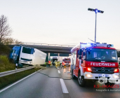 Schwerer Unfall A81 bei Ditzingen. LKW kracht in SUV schiebt diesen kurz vor den Brückenpfeiler. Schwere Bergungsarbeiten