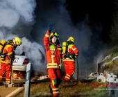 Mercedes im Vollbrand auf der L1115 Gemarkung Großbottwar: Vollsperrung nach Fahrzeugbrand.