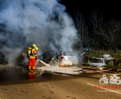 Mercedes im Vollbrand auf der L1115 Gemarkung Großbottwar: Vollsperrung nach Fahrzeugbrand.