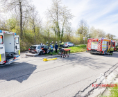 GEPIXELT -EXKLUSIV PERSONENRETTUNG DURCH FEUERWEHR- Schwerer Unfall auf der L1124. Eine Person wird durch Feuerwehr aus dem Fahrzeug befreit. Drei Verletzte drei Fahrzeuge betroffen