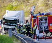 -GEPIXELT- PKW kracht frontal in LKW - Fahrer stirbt noch im Fahrzeug. Feuerwehr kann nur noch den toten bergen