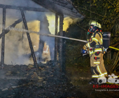Schöckinger Waldgrillhütte Eulenberg in der Nacht komplett abgebrannt – Feuerwehr Ditzingen in einem massiven Löscheinsatz trotz Wasserknappheit im Wald