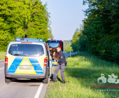 Verkehrsunfall im Begegnungsverkehr – Beide Fahrzeuge landen im Wald – Hund von Polizei im Wald eingefangen auf die Dienstelle verbracht