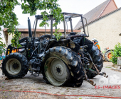 Traktor brennt vollständig im Unterstand aus - Mehrere örtliche Feuerwehren im Löscheinsatz