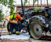 Traktor brennt vollständig im Unterstand aus - Mehrere örtliche Feuerwehren im Löscheinsatz