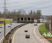 Symbolbild Schilderbrücke auf einer Autobahn mit dem Warnhinweis , Schriftzug Staugefahr ab 08.01.2023 wegen Demonstrationen
