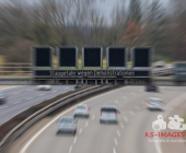Symbolbild Schilderbrücke auf einer Autobahn mit dem Warnhinweis , Schriftzug Staugefahr wegen Demonstrationen