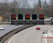 Symbolbild Schilderbrücke auf einer Autobahn mit dem Warnhinweis , Schriftzug Staugefahr ab 08.01.2023 wegen Demonstrationen