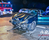 Schwerer Verkehrsunfall auf der B295 bei Ditzingen - Beifahrerin muss von der Feuerwehr gerettet werden