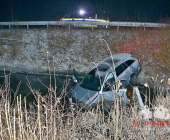 Spektakulärer Unfall in Leonberg - Mercedes E53 AMG (457 PS) schlägt in Wasserbecken ein