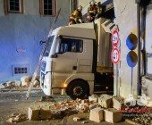 Verkehrsunfall in Mundelsheim: Lkw steckt im Torbogen der Großbottwarer Straße fest