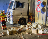 Verkehrsunfall in Mundelsheim: Lkw steckt im Torbogen der Großbottwarer Straße fest